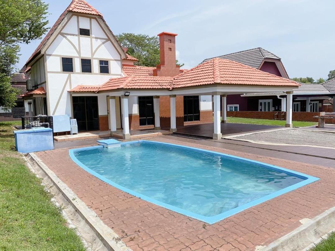 Villa With Private Swimming Pool Malacca Exterior photo